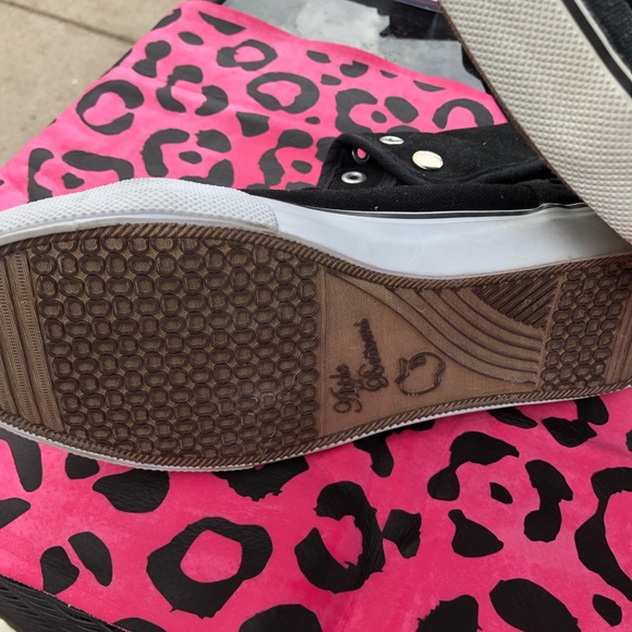 Apple Bottom shoes - Picture 3 of 3